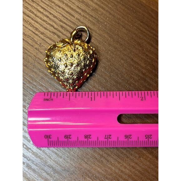 Vintage Gold Tone Strawberry Pendant Unmarked Textured Fruit Charm Jewelry - Picture 8 of 8